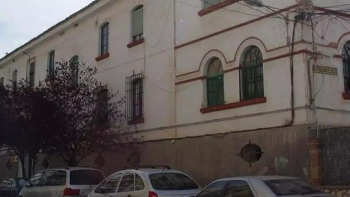 El antiguo cuartel de la Guardia Civil es uno de los lugares en los que se establecen los temporeros que carecen de vivienda.