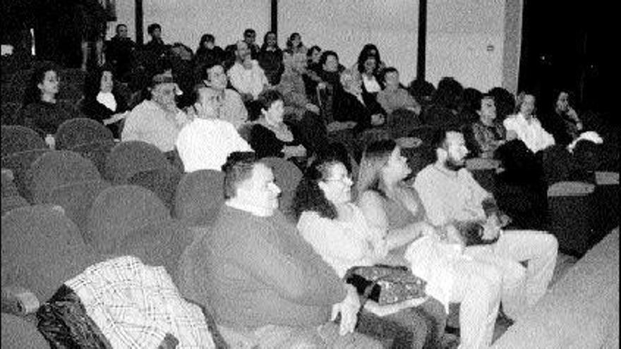 Asistentes a la inauguración de la delegación canguesa de AFESA.