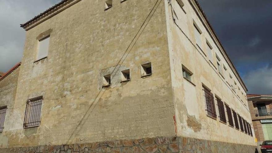 Edificio de la antigua Escuela Hogar de Camarzana.