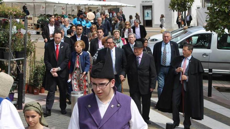 Organizadores, premiados e invitados desfilando ayer por Noreña.