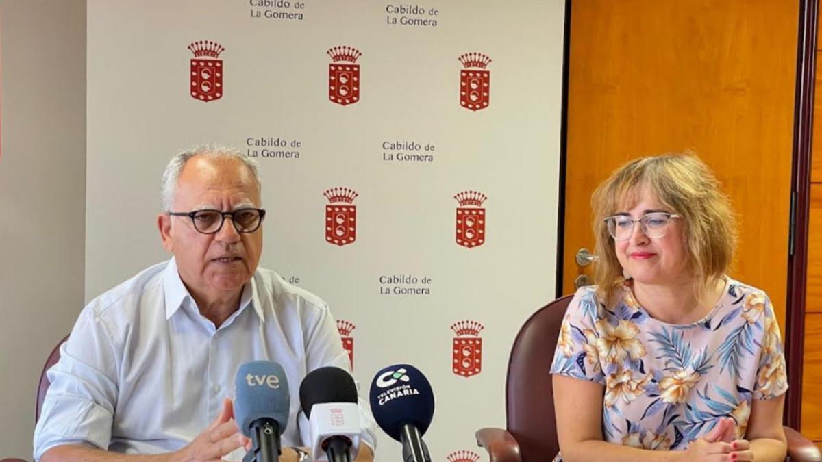 El presidente del Cabildo de La Gomera, Casimiro Curbelo, y la consejera insular de Educación, Rosa Elena García. | | E.D.