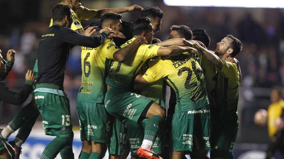 Los jugadores de Defensa y Justicia celebran la clasificación.