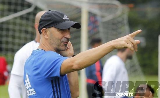 La plantilla entrena bajo la lluvia con el 'shock'