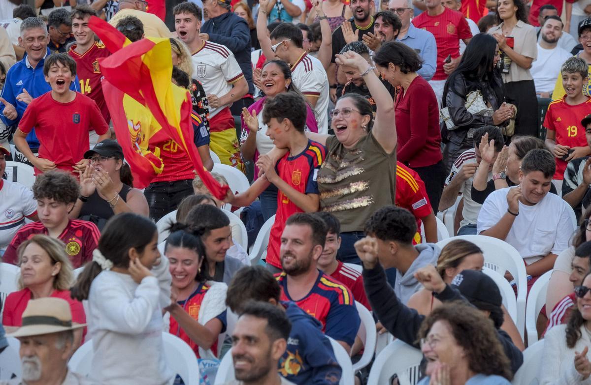 Ambiente del España-Bélgica de cuartos de final del Mundial 2026 en Plaza Don Benito Ambiente del España-Bélgica de cuartos de final del Mundial 2026 en Plaza Don Benito
