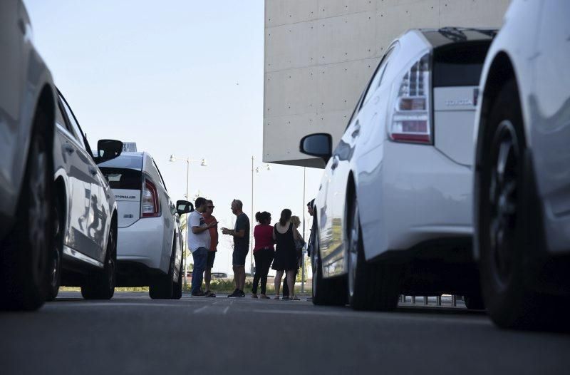 Las mejor imágenes de la jornada de movilización del taxi en Zaragoza