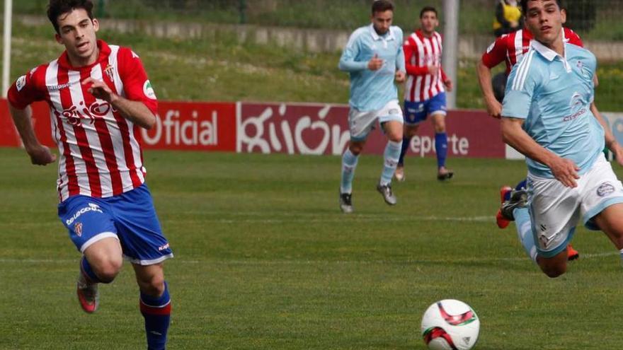 Guillermo Donoso persigue el balón en el enfrentamiento ante el Celta B.