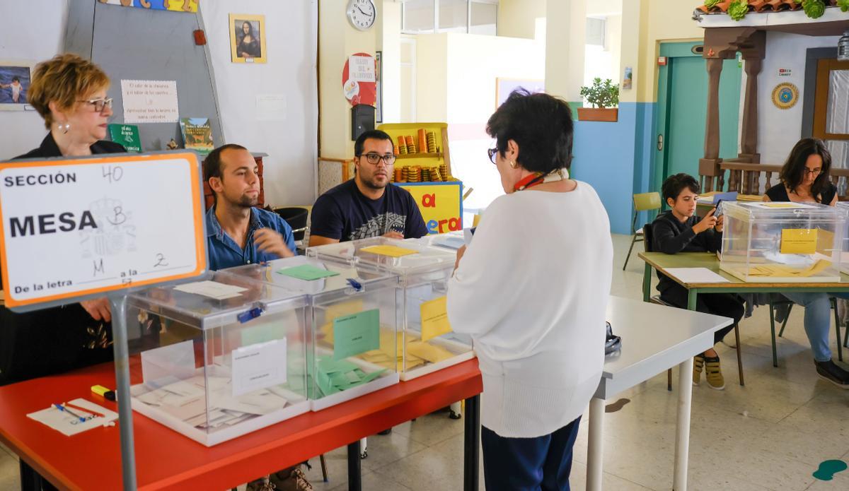 Una ciudadana se dispone a votar en su mesa electoral en las elecciones de 2019 en Las Palmas de Gran Canaria.