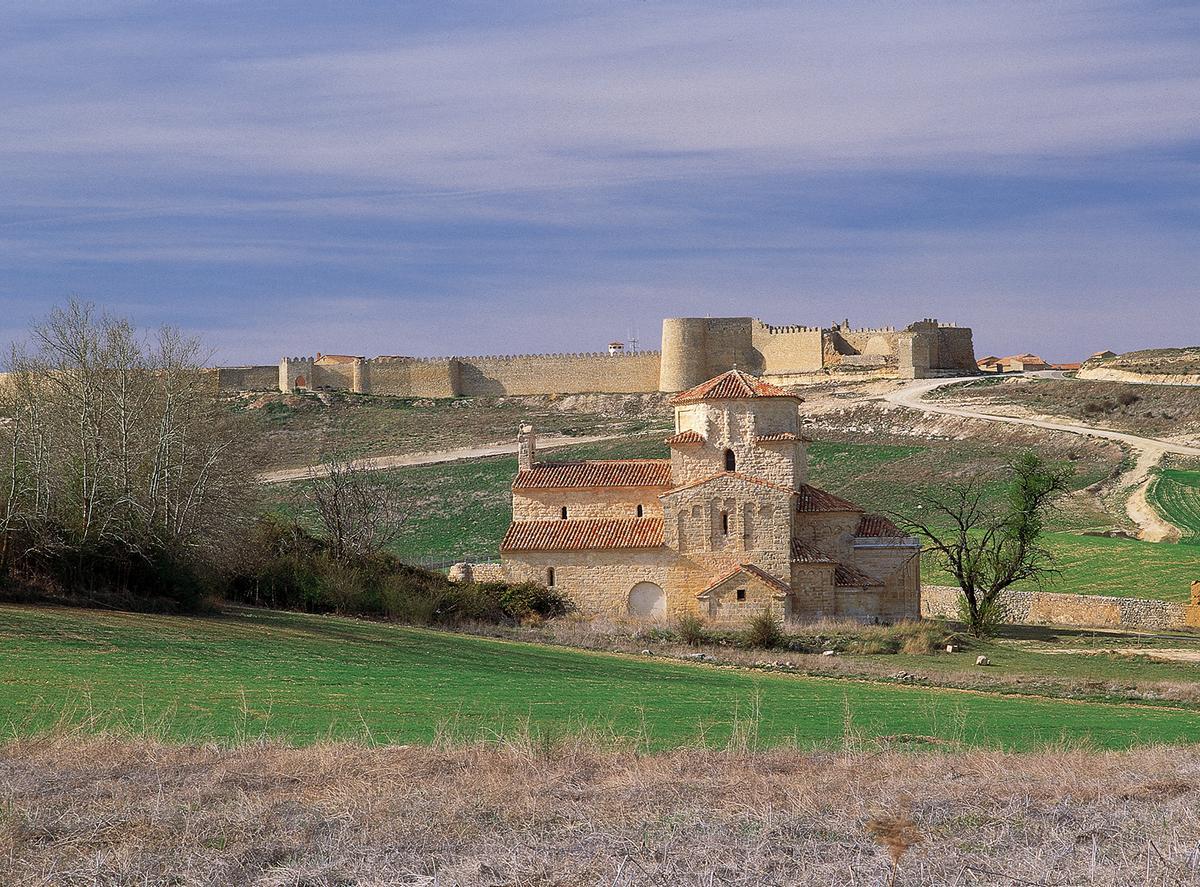 La iglesia de la Anunciada frente a la muralla.