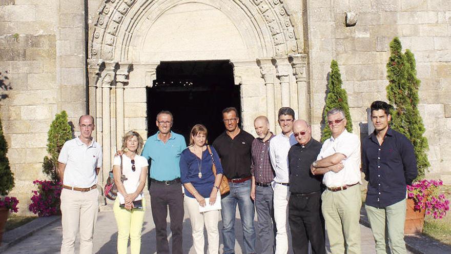 Alcaldes y ediles del Camiño Portugués, ante la antigua colegiata.