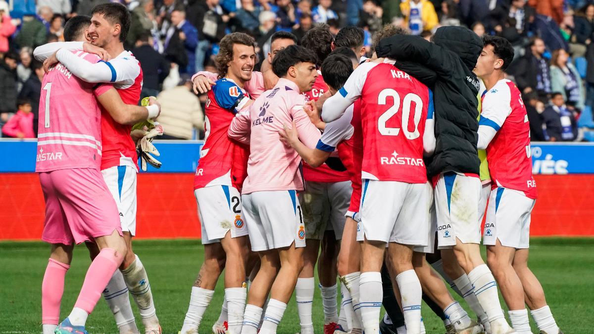 Los jugadores del Espanyol celebran su victoria en el partido ante el Alavés