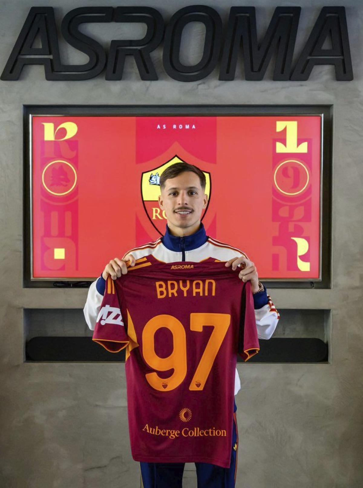 Bryan Zaragoza, con la camiseta de la Roma.|  AS Roma