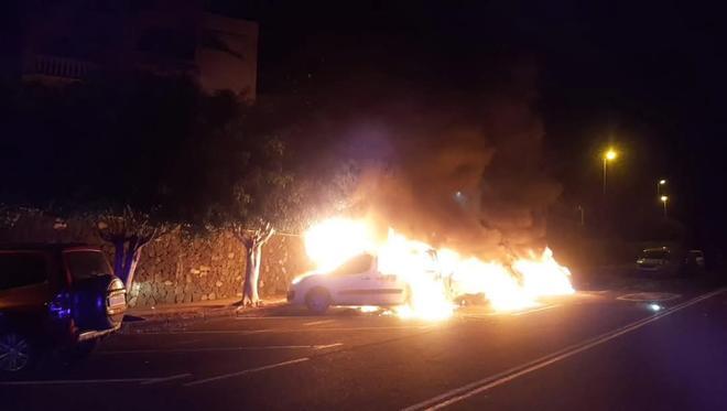 Coches calcinados en Los Cristianos