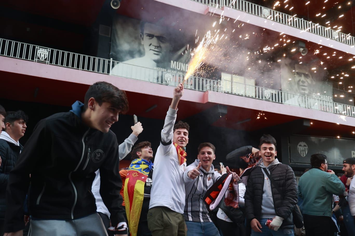 Mestalla es una fiesta en las horas previas a la final