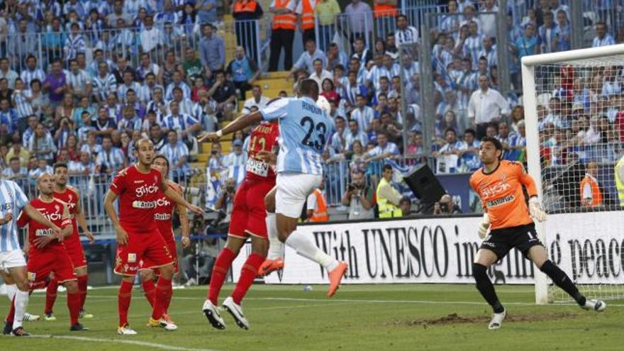 Rondón gana la partida a Gregory para rematar de cabeza y conseguir el gol del Málaga. | lof