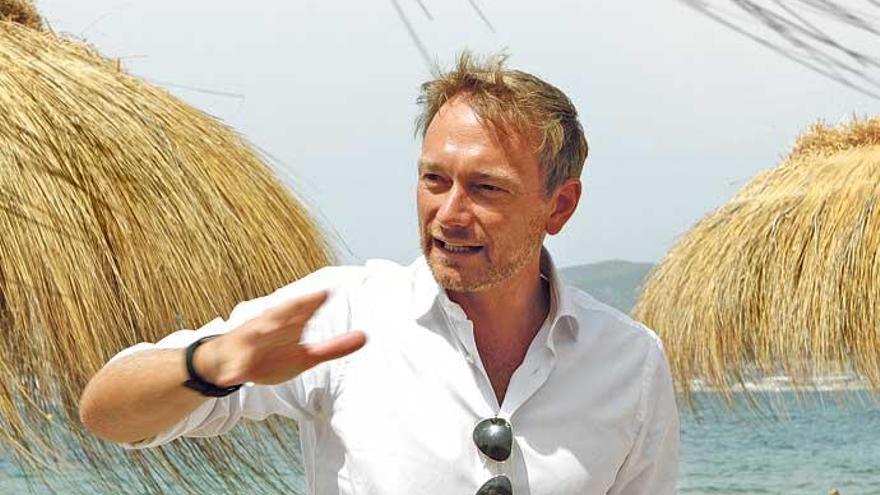 Zu Ostern auf die Finca, im Sommer ins Hotel: Christian Lindner an Palmas Stadtstrand Can Pere Antoni, vor dem Nassau Beach Club.