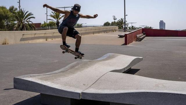 Un patinador a l’Espai Provisional Skate Garcia-Fària, la vigília de la inauguració. | SANDRA ROMÁN.