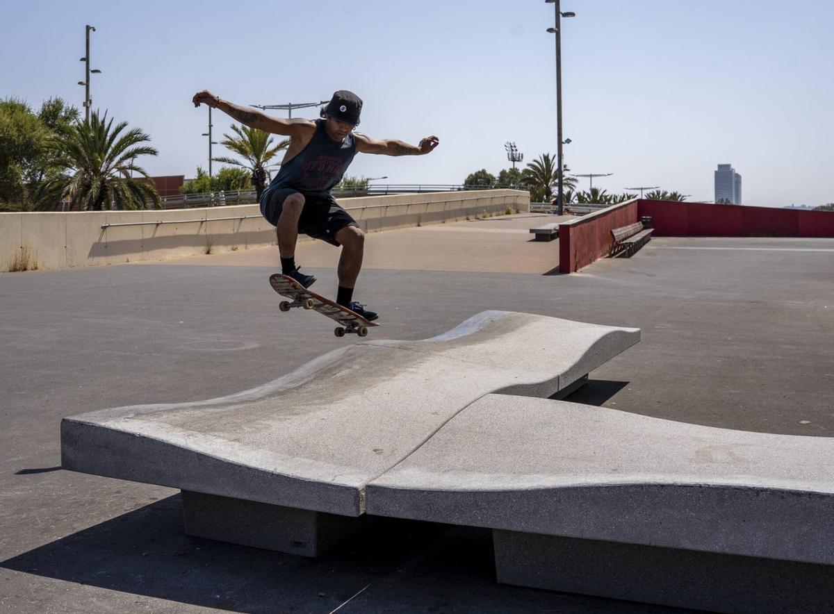 BCN estrena un espai per a skaters i vianants amb mobiliari patinable