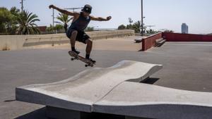 BCN estrena un espai per a skaters i vianants amb mobiliari patinable