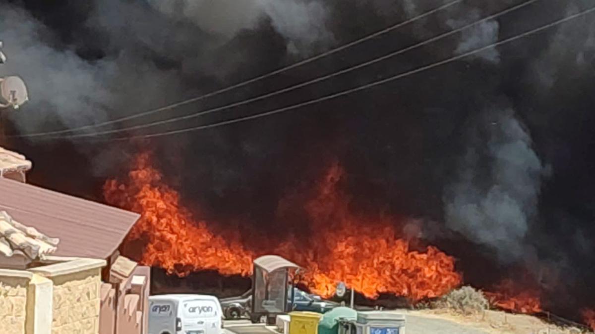 El fuego está cerca de unas viviendas en Entrerríos (Mijas).