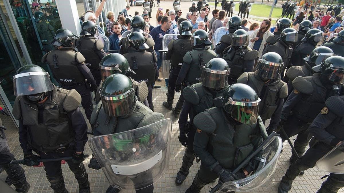 Antidisturbios de la Guardia Civil durante el 1-O en Ribera d'Ebre