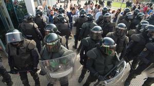 Antidisturbios de la Guardia Civil durante el 1-O en Ribera d’Ebre.
