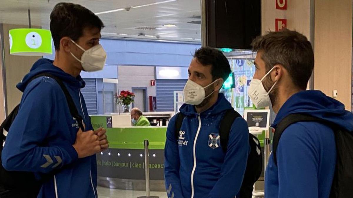 Dani Hernández, Carlos Ruiz y Aitor Sanz, en el aeropuerto de Ibiza. | | E.D.