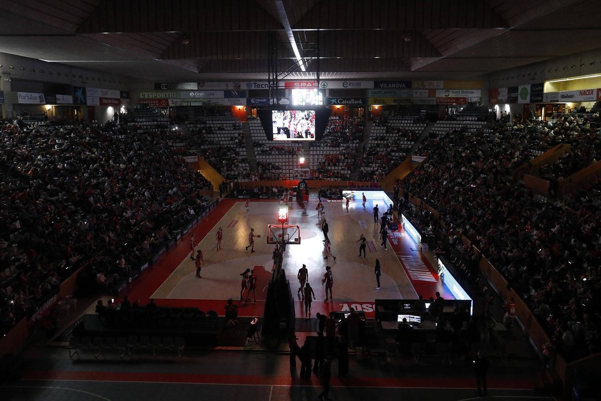 Una vista de Fontajau amb els llums de la pista central apagats divendres