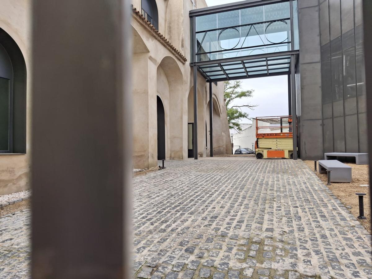 La nueva Escuela de Artes y Oficios Adelardo Covarsí en Badajoz, aún cerrada.