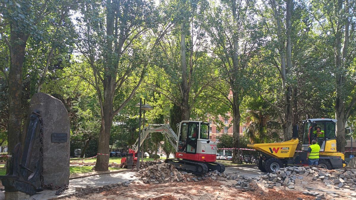 Obras en el entorno del monumento de "El Ancla", en La Marina.