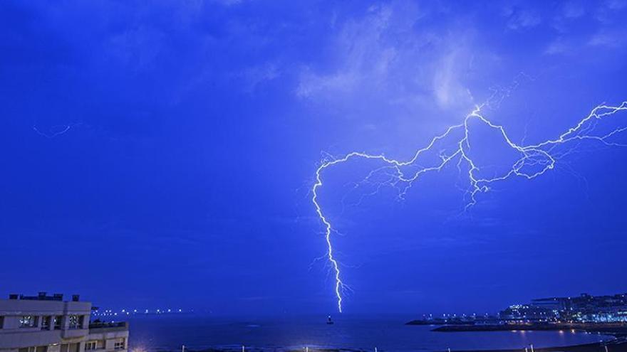 Un rayo sobre Gijón en la mañana del martes