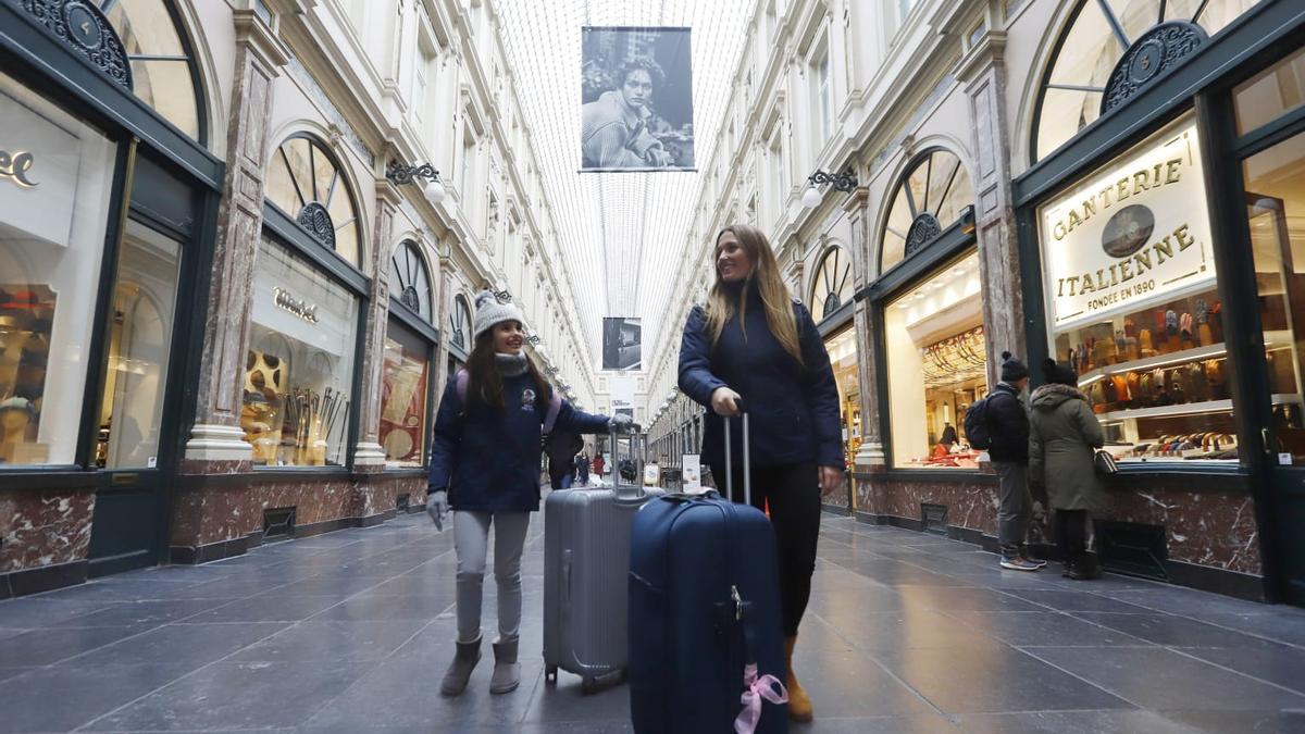 Paula y Laura transitan por la Galeria Saint Hubert al pernoctar en Bruselas.