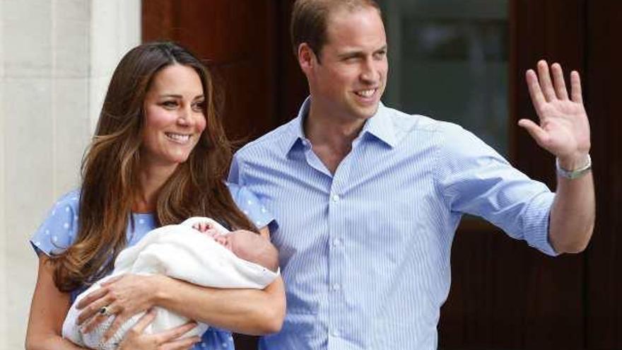 Los duques de Cambridge con el bebé, ayer a la salida del hospital antes de atender a la prensa.