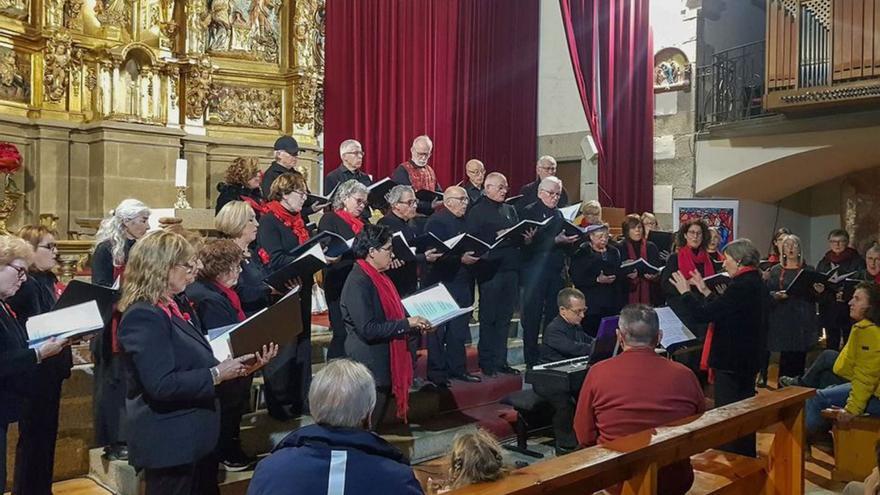 El Cor Capella de Santa Maria en una cantada a Llívia | AJ LLÍVIA