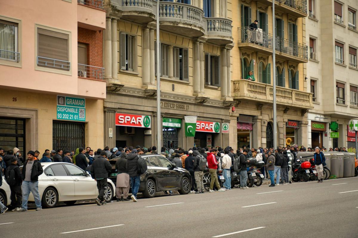Fuera del Consulado de Pakistán el 29 de enero de 2026, esperan cientos de ciudadanos para obtener documentos con el fin de regularizar su situación en España. Las filas se dan luego del anuncio del pacto entre el Gobierno y Podemos para la regularización de medio millón de migrantes que llegaron a España hasta 2025.