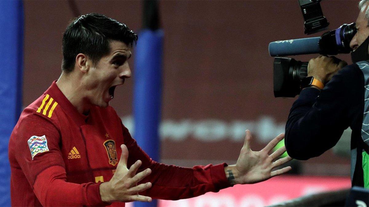 Morata, celebrando su gol ante una cámara de televisión