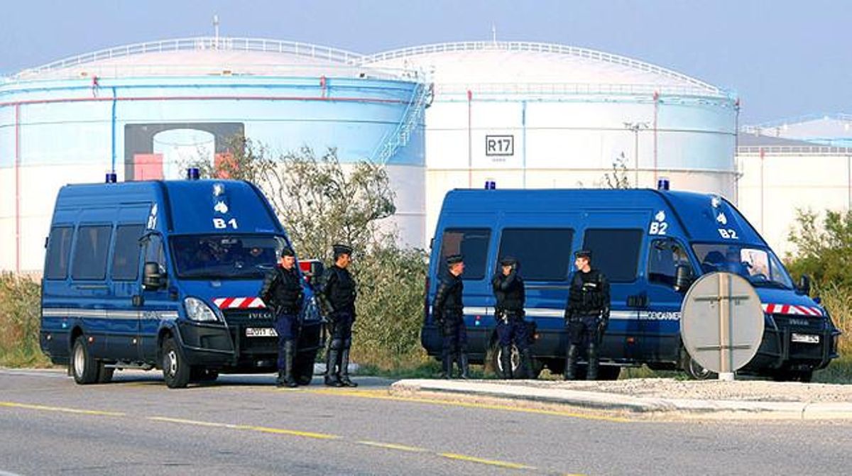 La policia talla el pas a un dipòsit de petroli a Fos-sur-Mer, al sud del país.