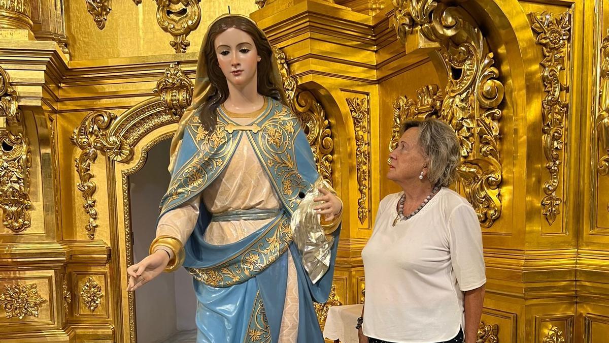 La hermana mayor de la Archicofradía del Rosario, Nany Tudela, junto a la talla de José Jerique tras volver del taller de restauración, días pasados..