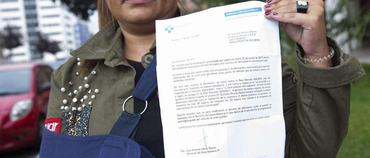 Estíbaliz Álvarez muestra el documento que acredita la fecha en la que entró en lista de espera.