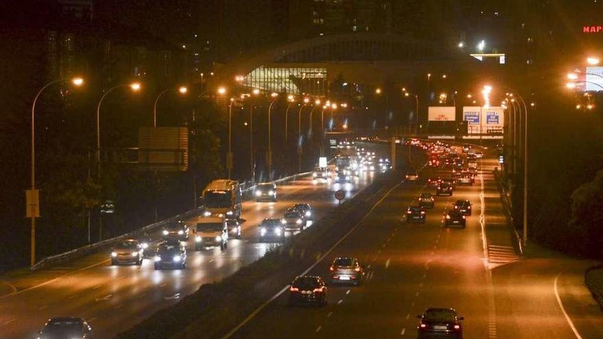 Circulación nocturna en la avenida de Alfonso Molina.