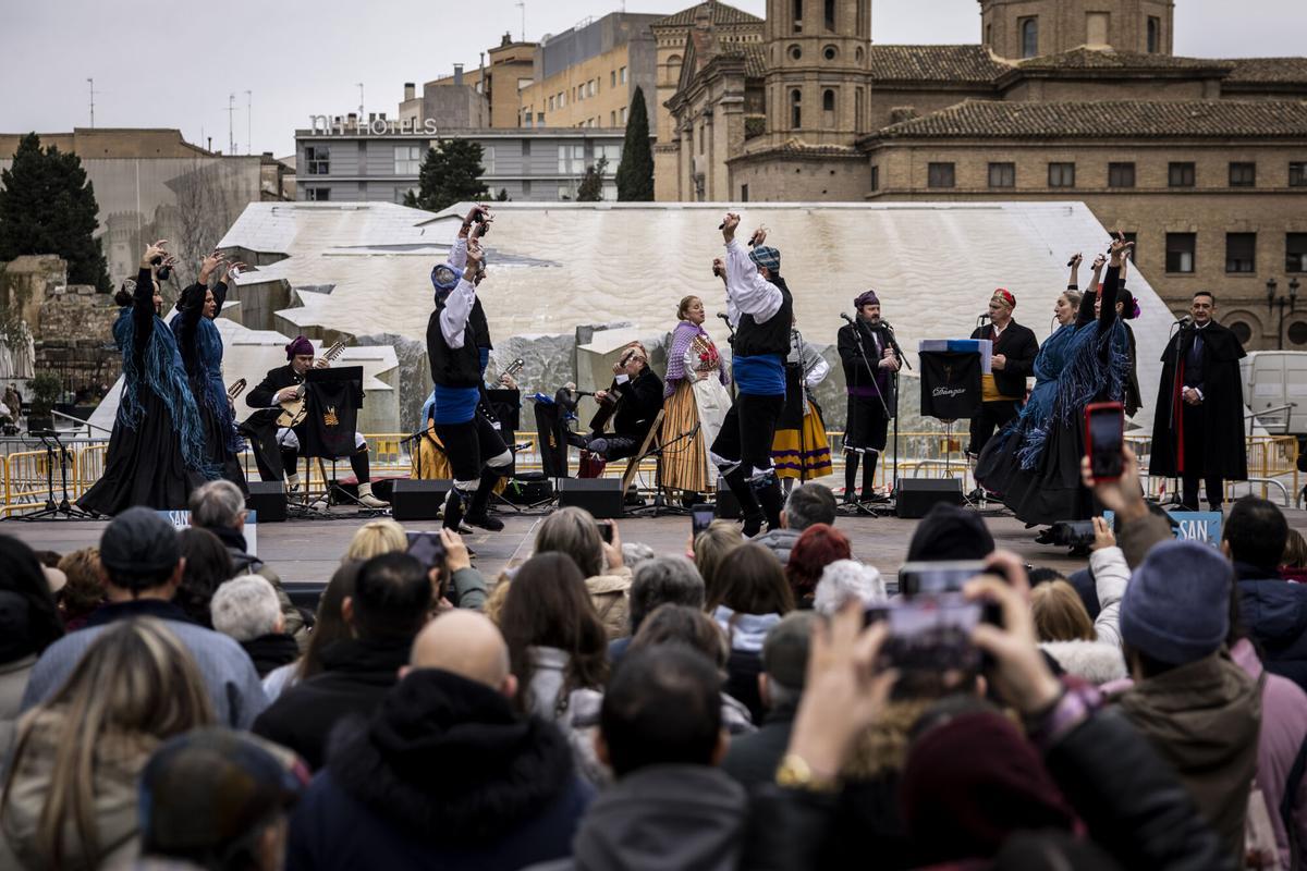 Ambientazo en la plaza del Pilar por San Valero