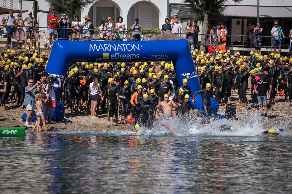 Más de 600 nadadores participan en la  Marnaton eDreams Begur by Herooj