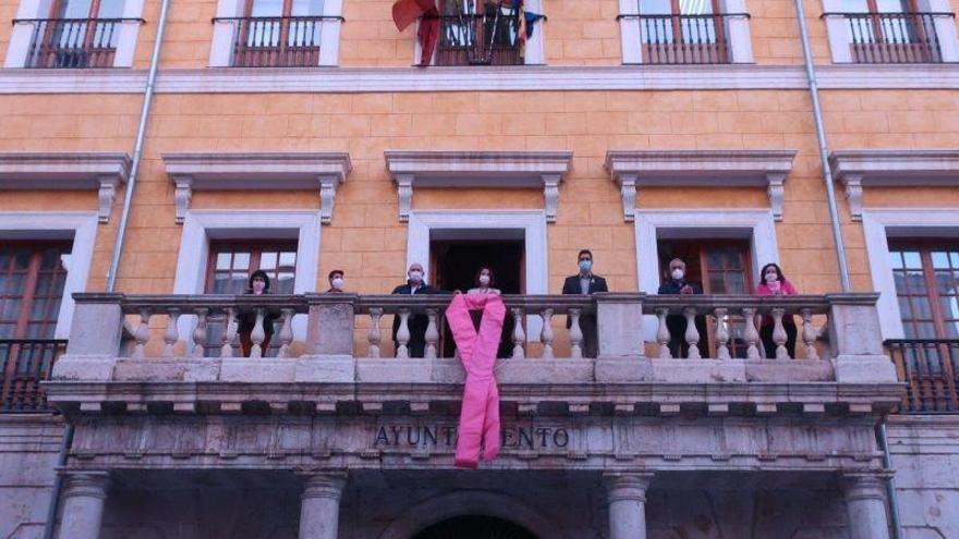 Teruel conmemora el Día del Cáncer de Mama con un lazo rosa en el consistorio