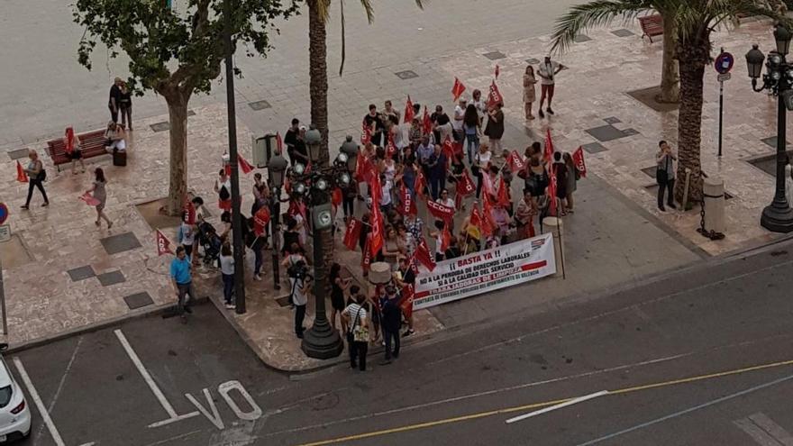 Un centenar de trabajadoras de limpieza de colegios públicos protestan en València