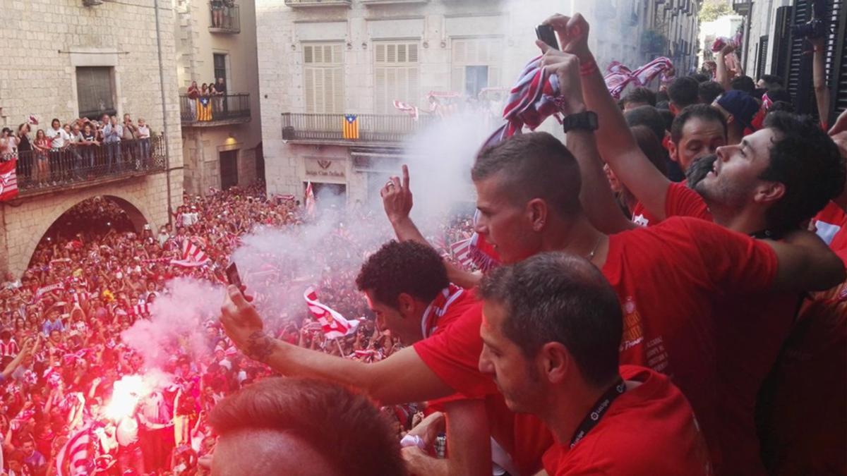 Los jugadores del Girona, eufóricos en el balcón del Ayuntamiento