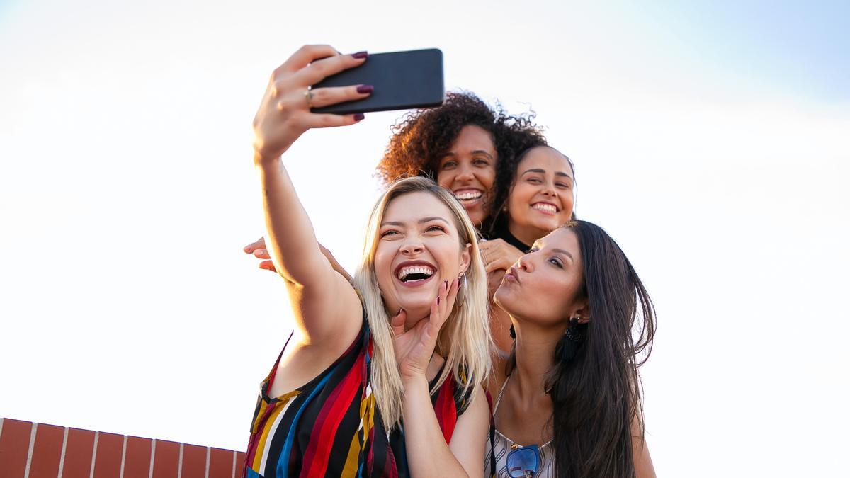 La diferencia entre subir un selfie o una foto de grupo: qué dice cada imagen de nosotros.