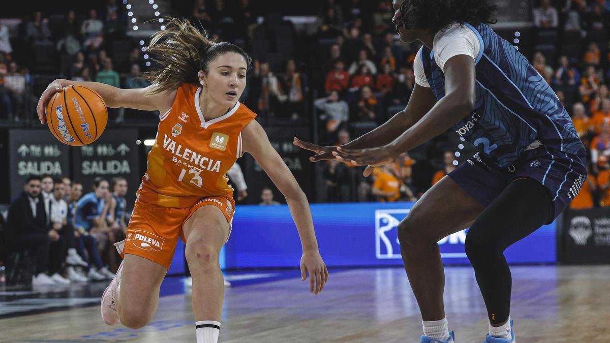 Marta Llompart, durante el partido de su debut en la Liga Femenina