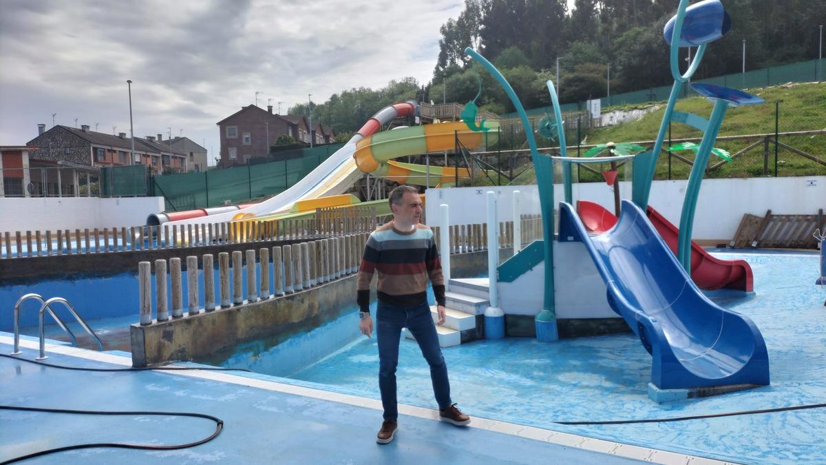 Un momento de la visita del Alcalde al Parque Acuático.