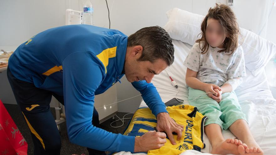 El Club Deportivo Dénia visita a los niños en la Planta de Pediatría del Hospital