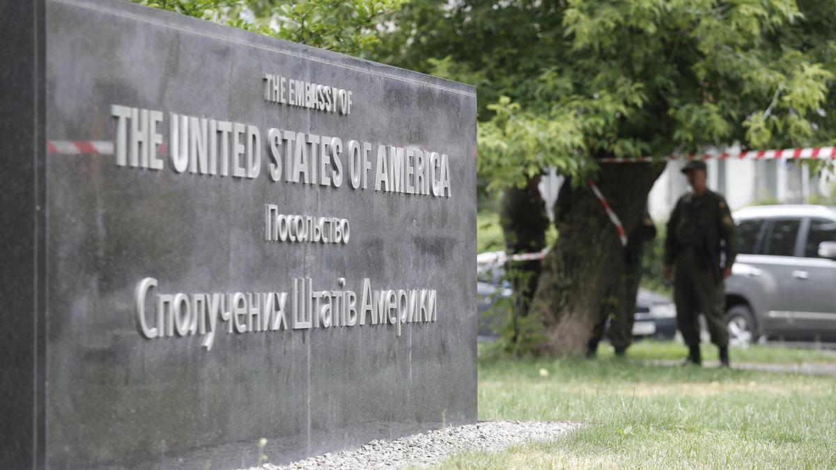EEUU reduce el personal de su embajada en Ucrania y recomienda dejar el país.