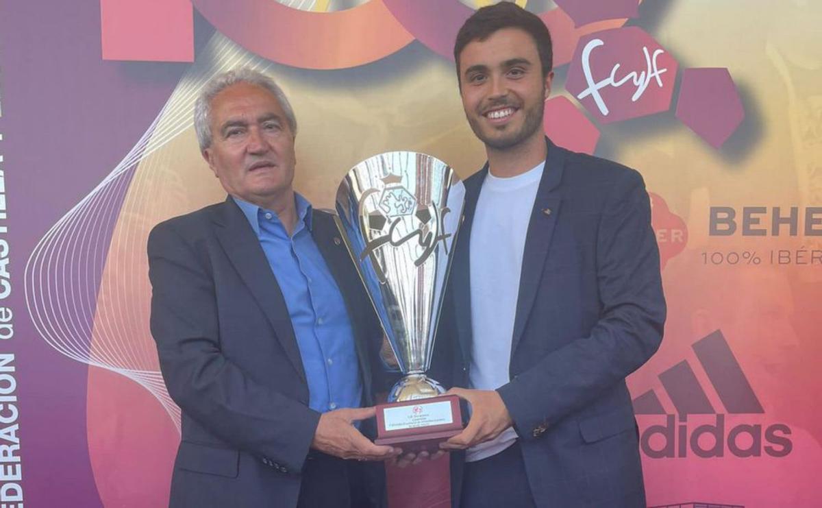 El CD Benavente recibió el trofeo de campeón provincial Infantil. | CDB